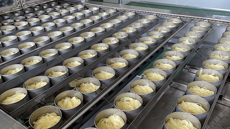 隧道式粉絲粉條烘干設(shè)備封閉運(yùn)行，高效穩(wěn)定更衛(wèi)生